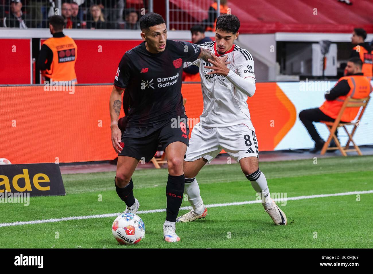 Germania. 12 settembre 2025. Fussball 1. Bundesliga 3. Spieltag Bayer 04 Leverkusen - Eintracht Frankfurt am 12.09.2025 in der BayArena a Leverkusen Equi Fernandez ( Leverkusen ), links - Fares Chaibi (Francoforte), rechts regolamenti DFL vietano qualsiasi uso di fotografie come sequenze di immagini e/o quasi-video. Foto: Revierfoto credito: ddp media GmbH/Alamy Live News Foto Stock