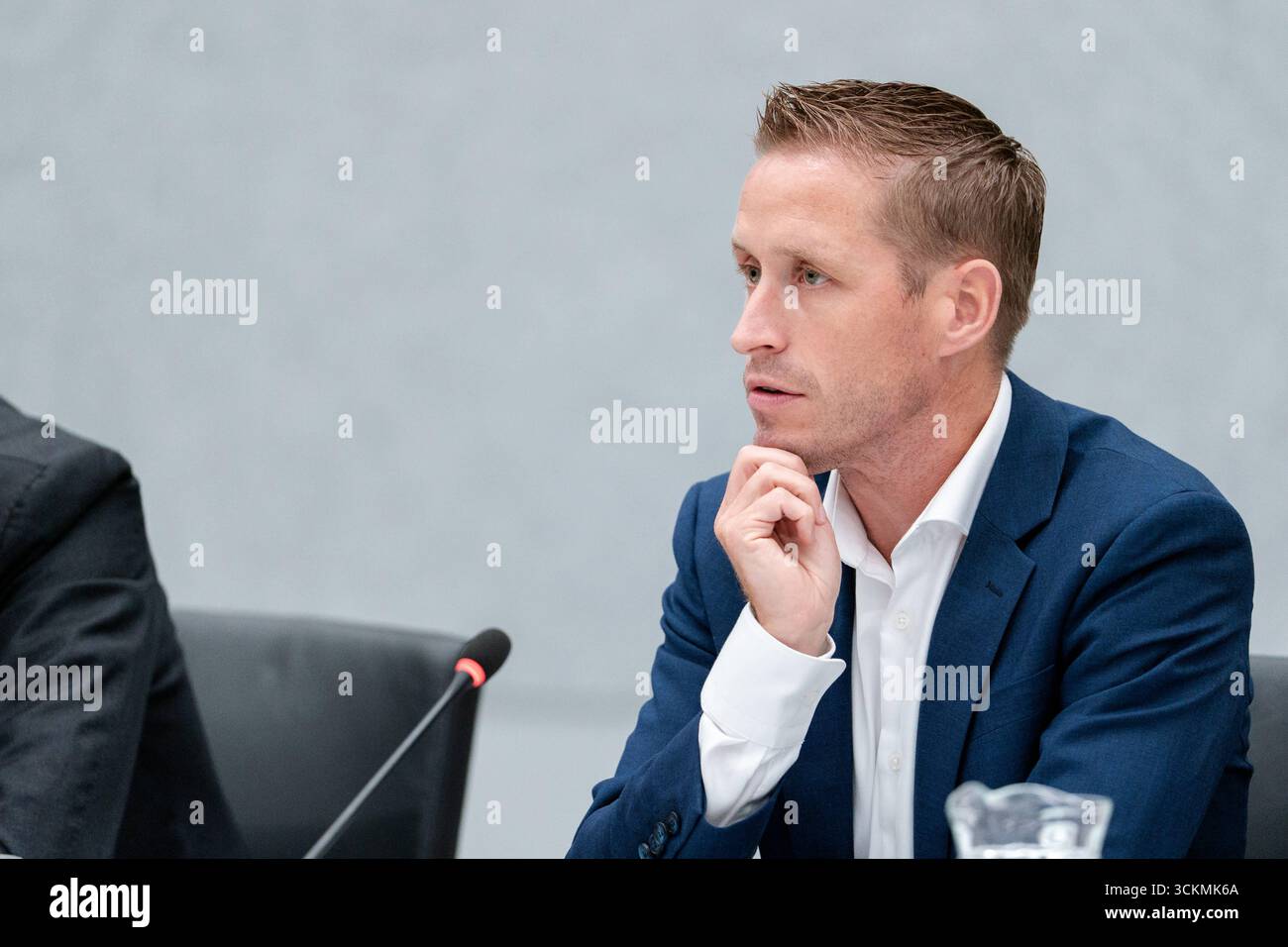 2025-09-11 Dutch Tweede Kamer Plenary Debate DEN HAAG, PAESI BASSI - 11 SETTEMBRE: Michiel van Nispen SP durante il dibattito Plenario al Tweede Kamer l'11 settembre 2025 a Den Haag, Paesi Bassi Den Haag Tweede Kamer Paesi Bassi contenuto non disponibile per la ridistribuzione nei Paesi Bassi direttamente o indirettamente tramite terzi. Copyright: XJohnxBeckmannx Foto Stock