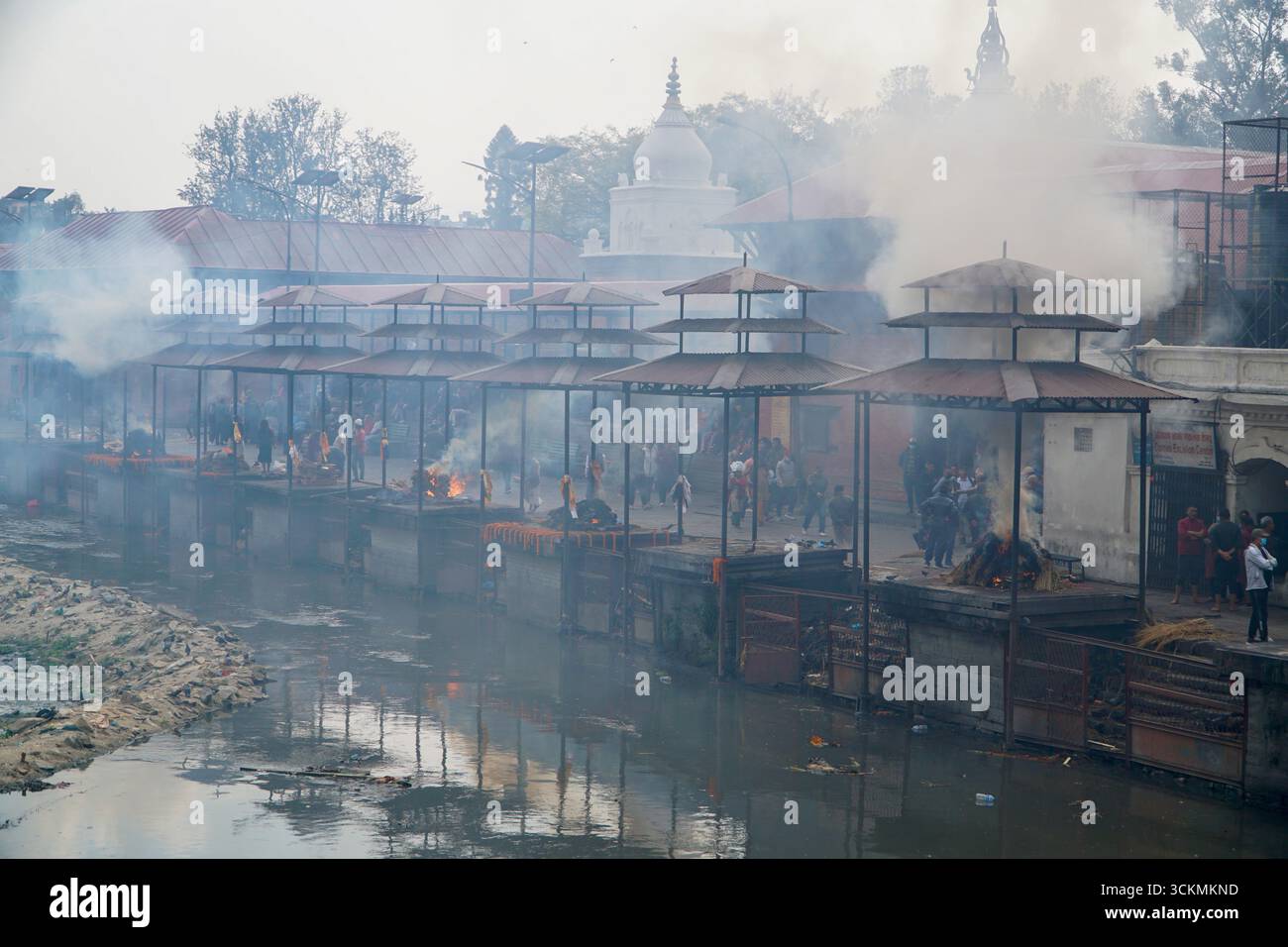 Rituali di cremazione indù al Tempio di Pashupatinath, Kathmandu, Nepal Foto Stock