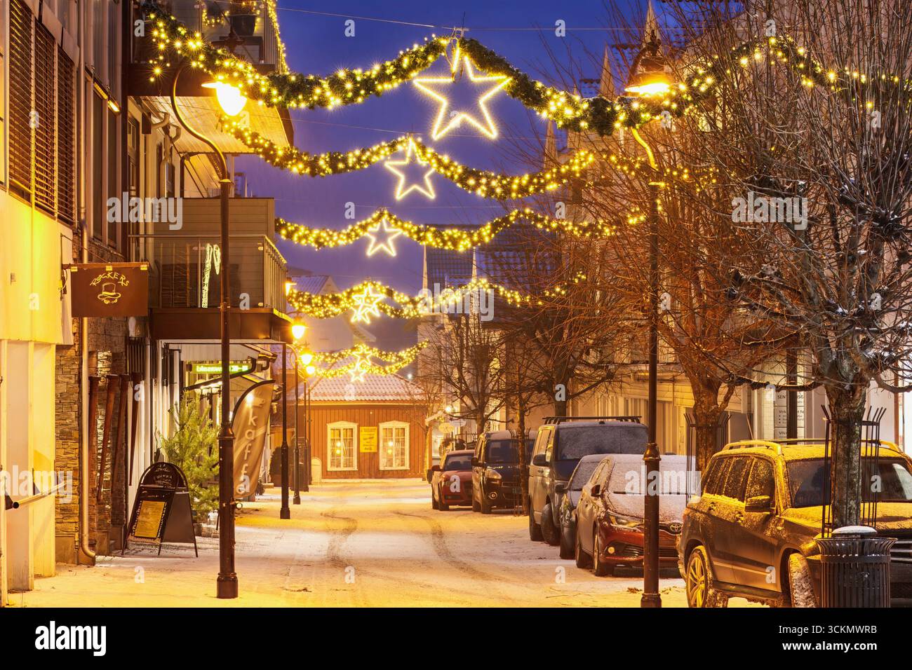Langesund, Norvegia - 16 dicembre 2022: Le strade di Langesund sono adornate da luci natalizie, creando un'atmosfera calda e invitante in questo pittoresco luogo Foto Stock