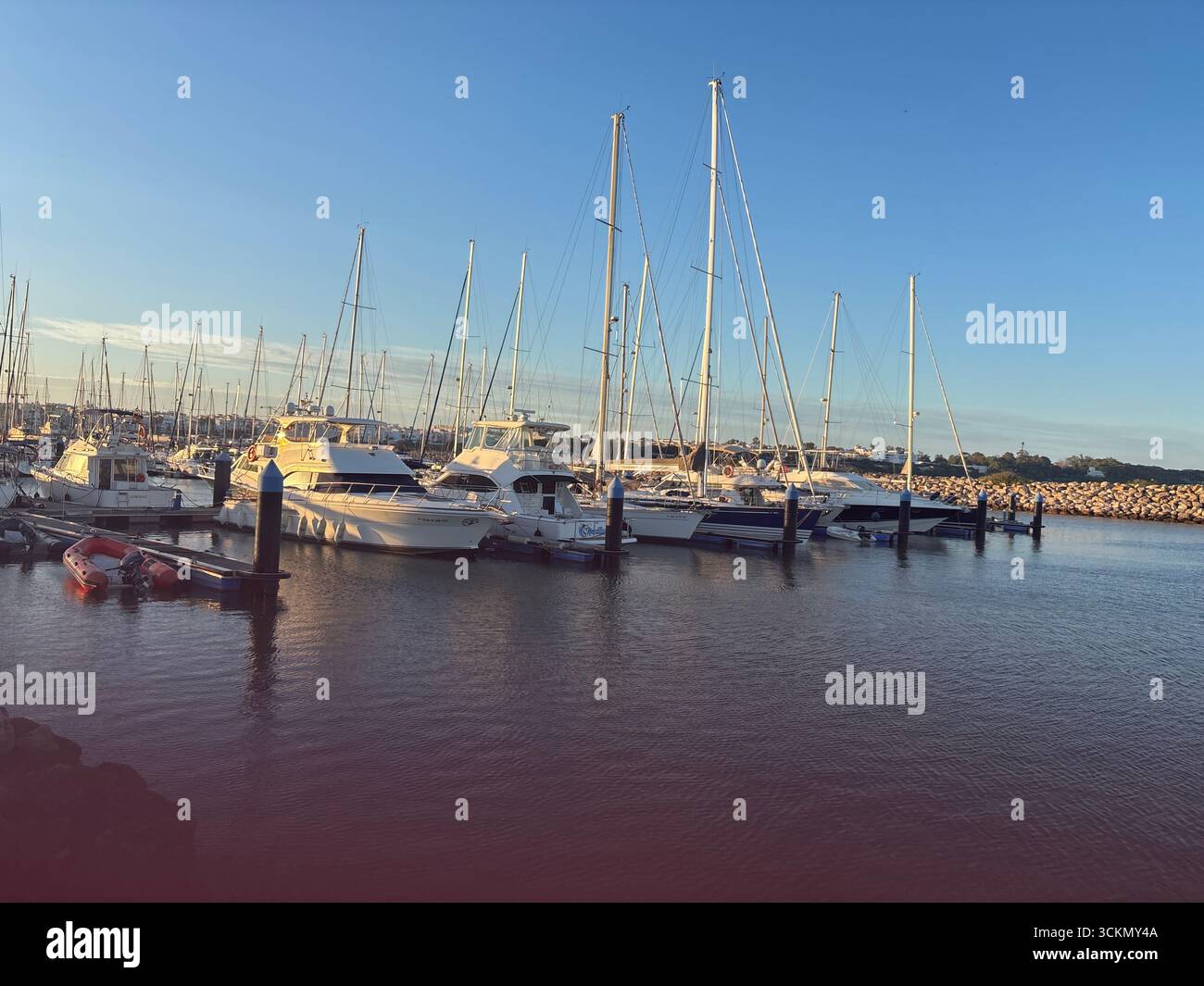 Porto di Rota, con barche da pesca, pontili, navi navali e paesaggi costieri nella baia di Cádiz sotto i limpidi cieli andaluschi. Spagna Foto Stock