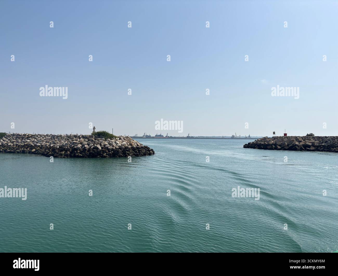 Porto di Rota, con barche da pesca, pontili, navi navali e paesaggi costieri nella baia di Cádiz sotto i limpidi cieli andaluschi. Spagna Foto Stock