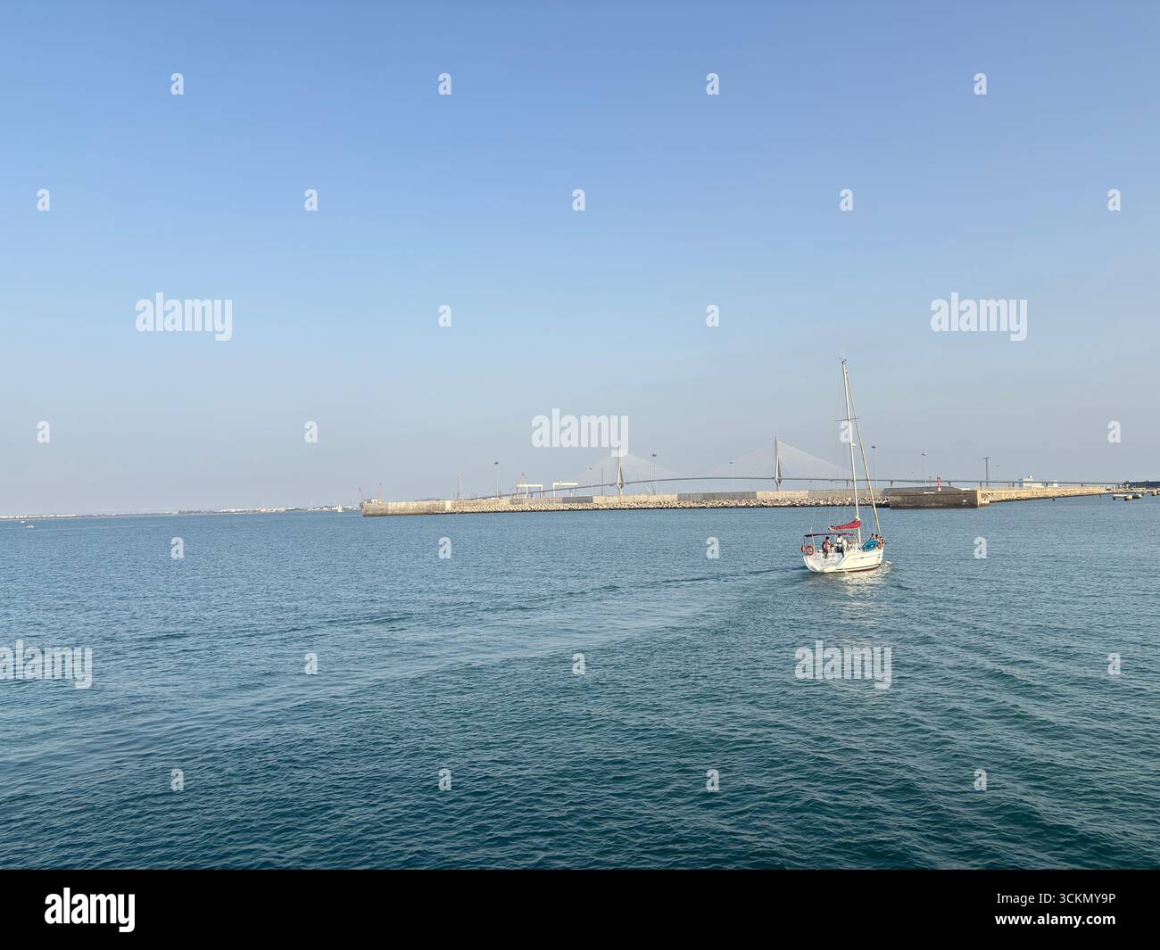Porto di Rota, con barche da pesca, pontili, navi navali e paesaggi costieri nella baia di Cádiz sotto i limpidi cieli andaluschi. Spagna Foto Stock