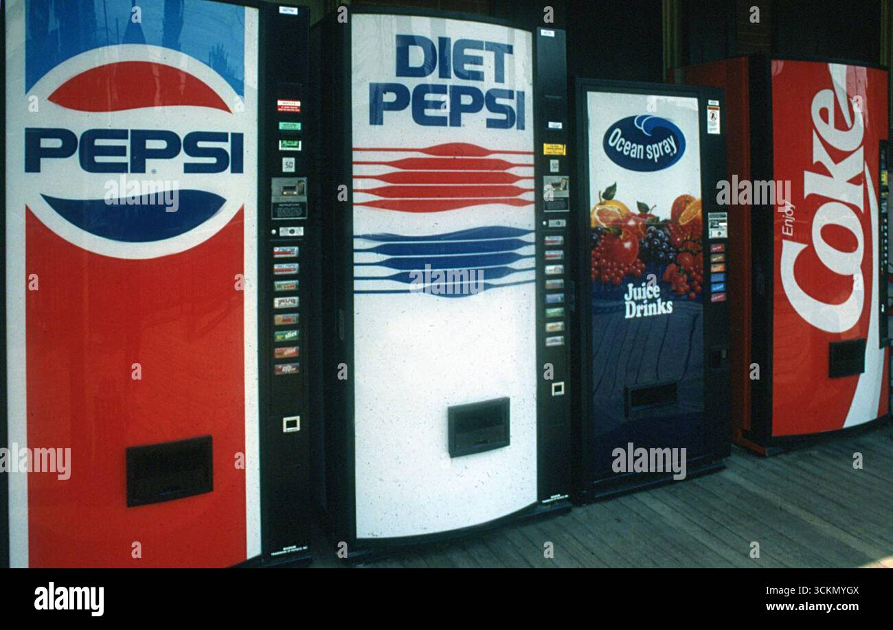 Una fila di distributori automatici di bevande negli Stati Uniti, circa 1994 Foto Stock