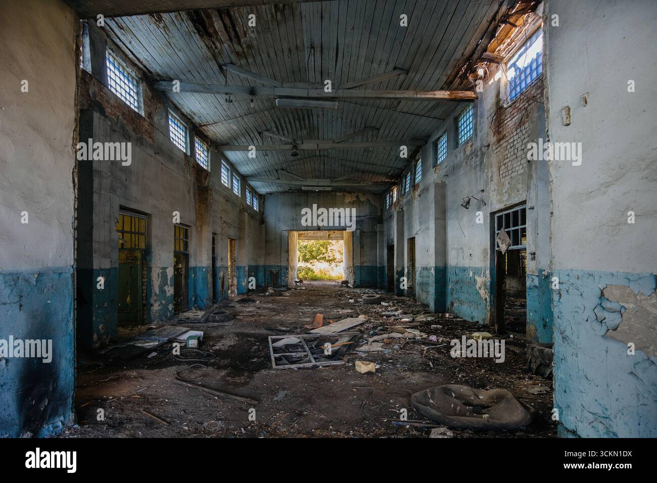 Vecchio hangar militare vuoto abbandonato Foto Stock