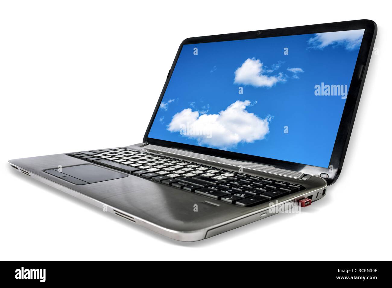 Un notebook con un cielo blu sullo schermo su sfondo bianco. Copia spazio. Foto Stock