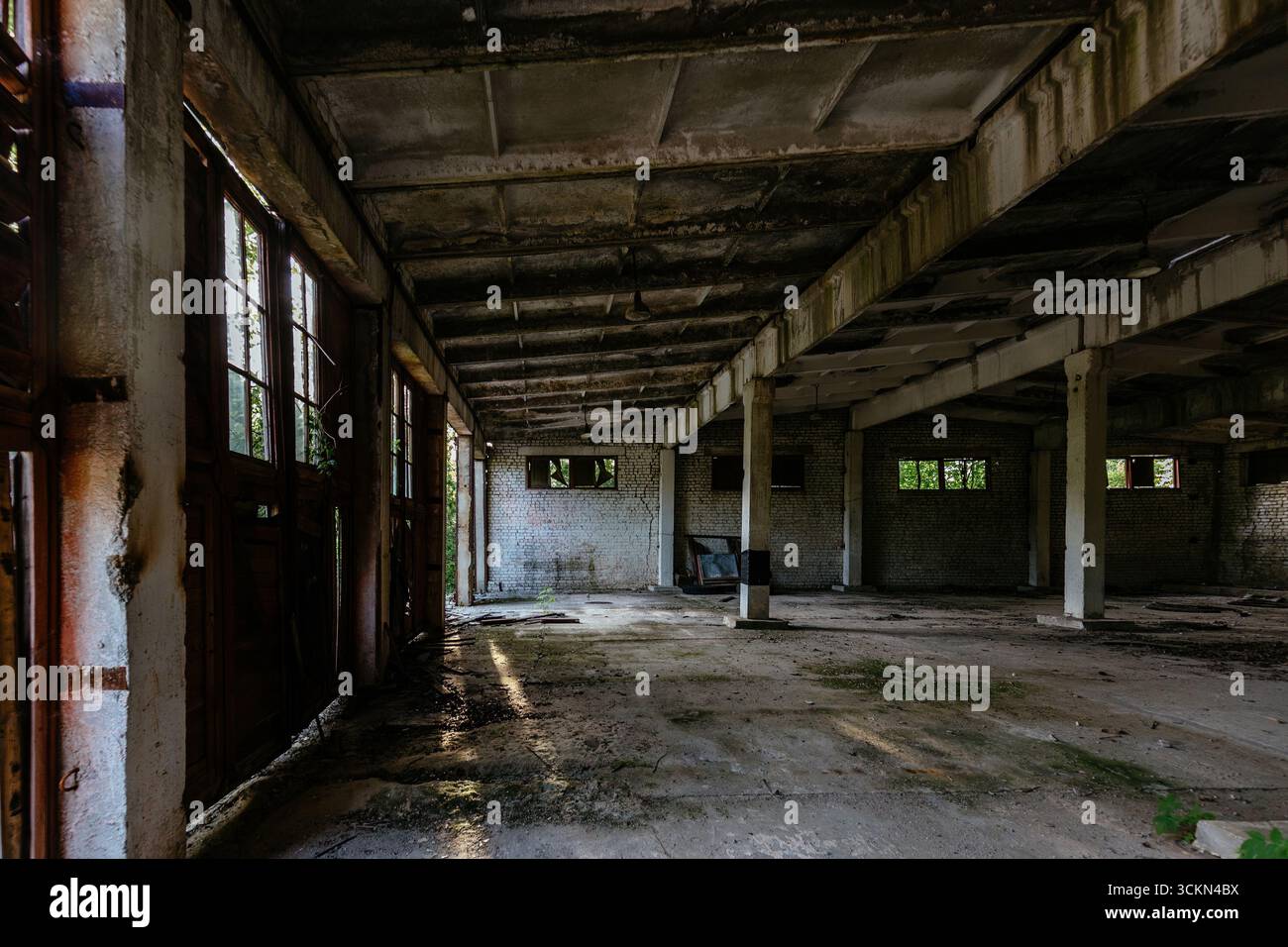 Vecchio hangar militare vuoto abbandonato. Foto Stock