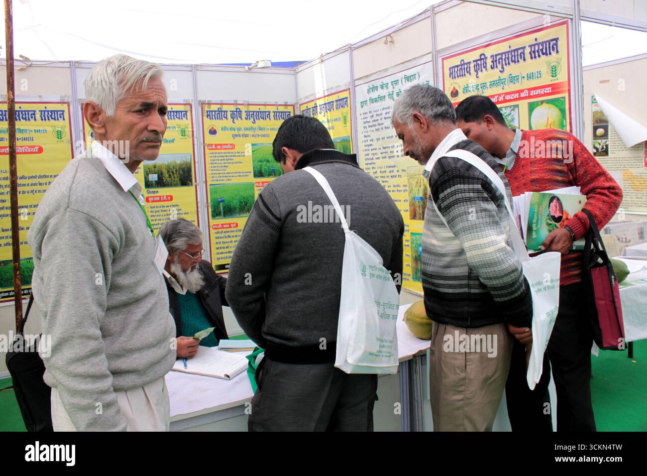 Informazioni agricole condivise con gli agricoltori in occasione di un'esposizione agricola a Delhi, India. Foto Stock