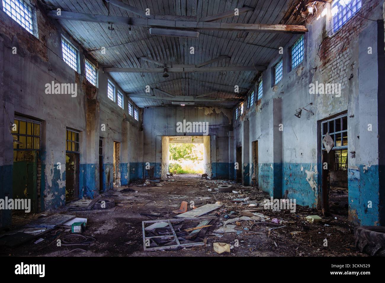 Vecchio hangar militare vuoto abbandonato Foto Stock