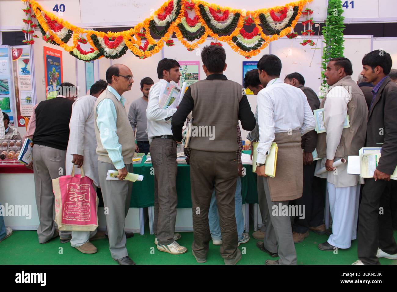 Gli agricoltori indiani cercano informazioni agricole in un'esposizione agricola a Delhi, India. Foto Stock