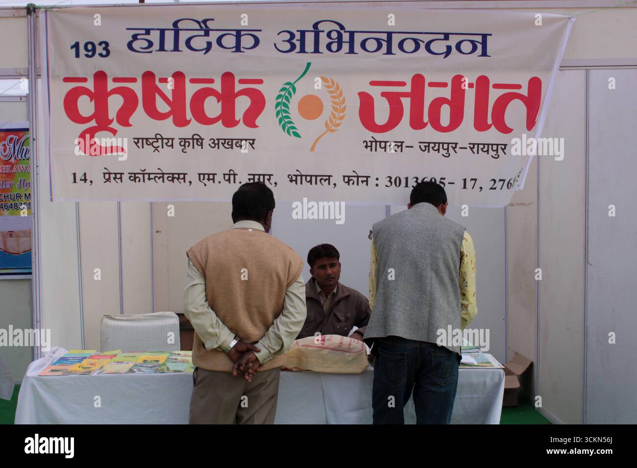 Informazioni agricole condivise con gli agricoltori in occasione di un'esposizione agricola a Delhi, India. Foto Stock