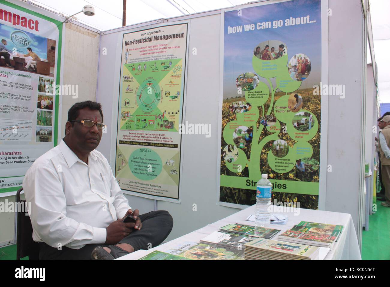 Informazioni agricole condivise con gli agricoltori in occasione di un'esposizione agricola a Delhi, India. Foto Stock