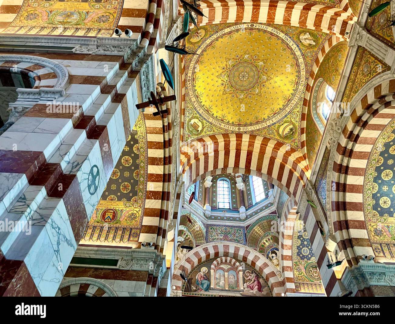 Interno della Basilique Notre-Dame de la Garde, Marsiglia, Francia - Immagine stock catturata con smartphone
