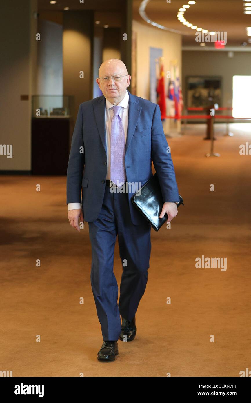 NEW YORK, NY – 12 SETTEMBRE 2025: Vassily Nebenzia, rappresentante permanente della Federazione russa presso le Nazioni Unite, attraversa il quartier generale delle Nazioni Unite dopo aver affrontato la riunione del Consiglio di sicurezza sulle minacce alla pace e alla sicurezza internazionali. La sessione si è concentrata sulle sfide globali per la stabilità e la prevenzione dei conflitti. (Foto: Luiz Rampelotto/EuropaNewswire) Foto Stock