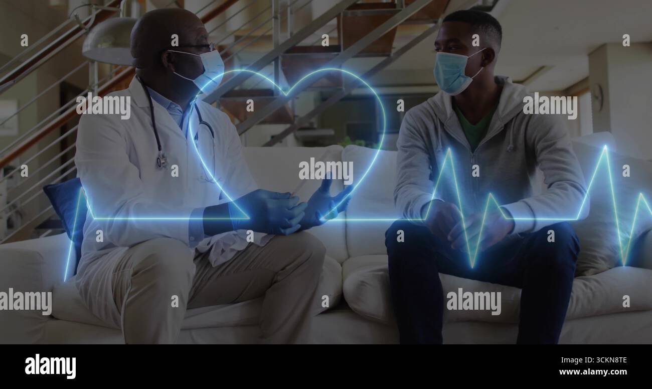 Esame medico di salute cardiaca con stetoscopio, paziente con maschere a casa, con forma d'onda ECG Foto Stock