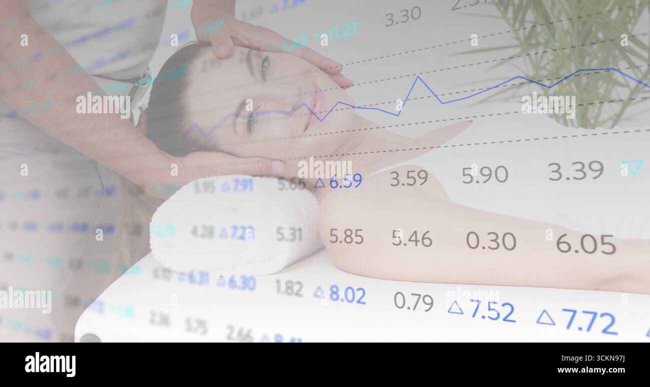 Culla la testa del cliente con massaggiatore, mani sul cuscino del tavolo, con pianta e grafico dei dati Foto Stock Culla la testa del cliente con massaggiatore, mani sul cuscino del tavolo, con pianta e grafico dei dati Foto Stock