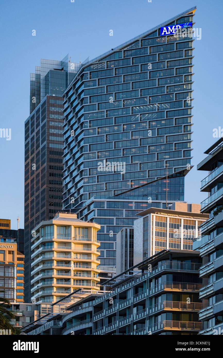 Architettura urbana contemporanea caratterizzata da alti grattacieli illuminati dalla luce del tramonto, con design moderno e vita cittadina, Sydney Foto Stock