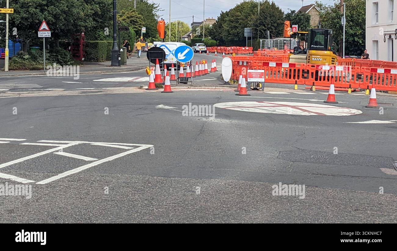 Sawbridgeworth, Inghilterra, 08/23/2025 – le rotatorie a Sawbridgeworth, Hertfordshire, sono state dipinte con la Croce di San Giorgio come parte dell'operazione Raise the Colours, una campagna che celebra l'orgoglio e l'identità nazionali. I contrassegni sono stati introdotti durante i lavori stradali in corso, con coni, barriere e segnali di deviazione in posizione per gestire il flusso del veicolo mentre le attività di costruzione e manutenzione continuano. Foto Stock