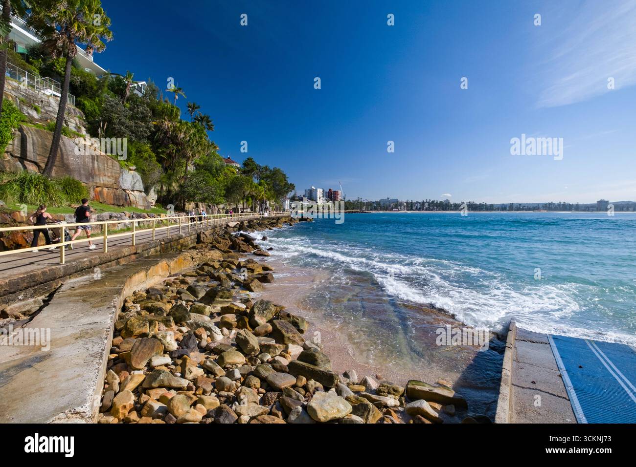 Il sentiero costiero Marine Parade lungo le coste rocciose, circondato da acque cristalline dell'oceano con vedute panoramiche e vibranti dintorni naturali, offre un'esperienza unica Foto Stock