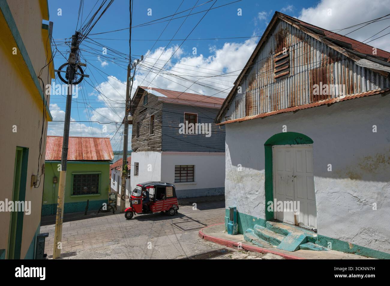 Flores, Guatemala - 14 giugno 2025: Un taxi motociclistico su una strada dell'isola di Flores, situata nel lago Peten Itza, Guatemala. Foto Stock