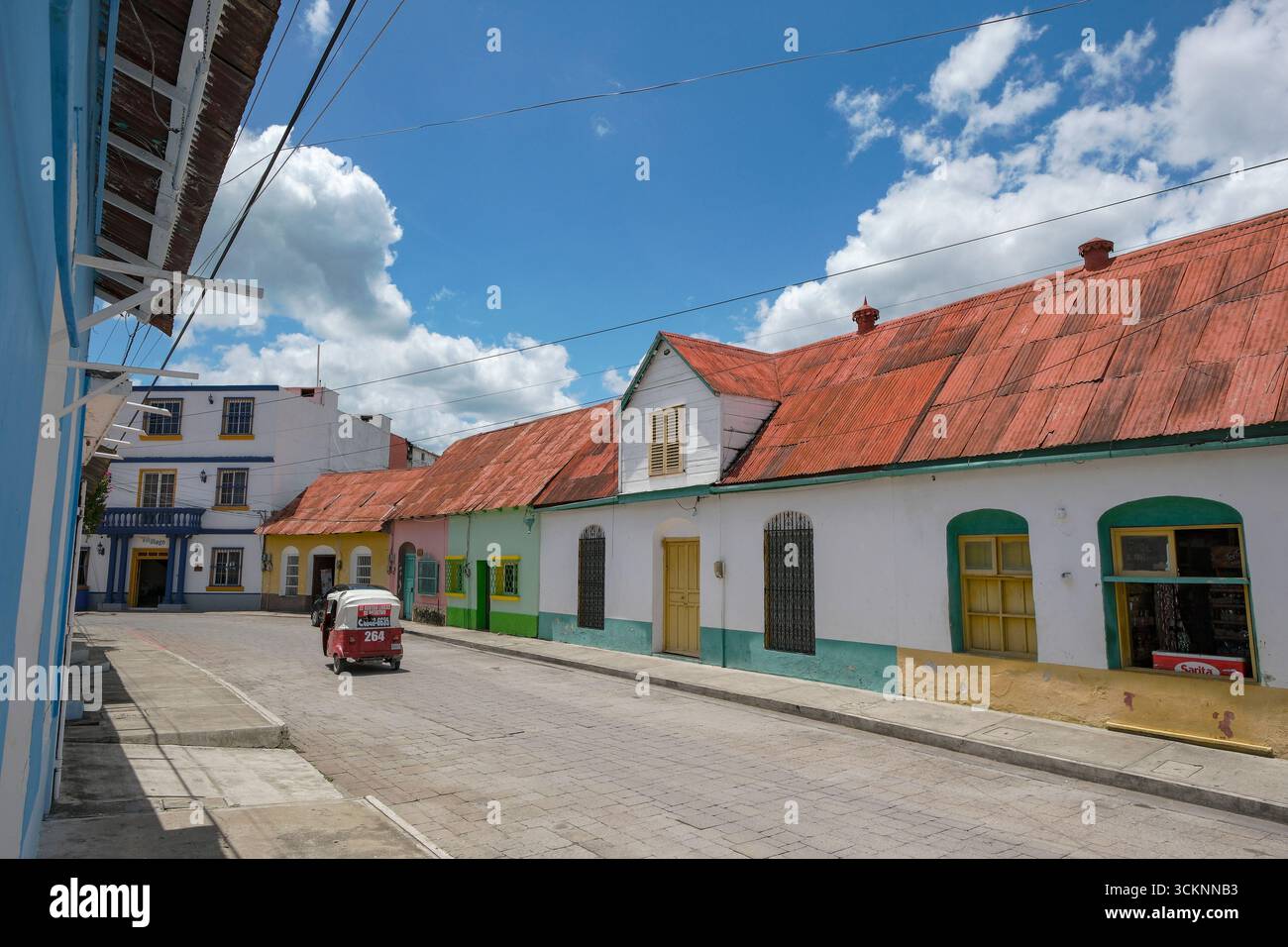 Flores, Guatemala - 14 giugno 2025: Un taxi motociclistico su una strada dell'isola di Flores, situata nel lago Peten Itza, Guatemala. Foto Stock