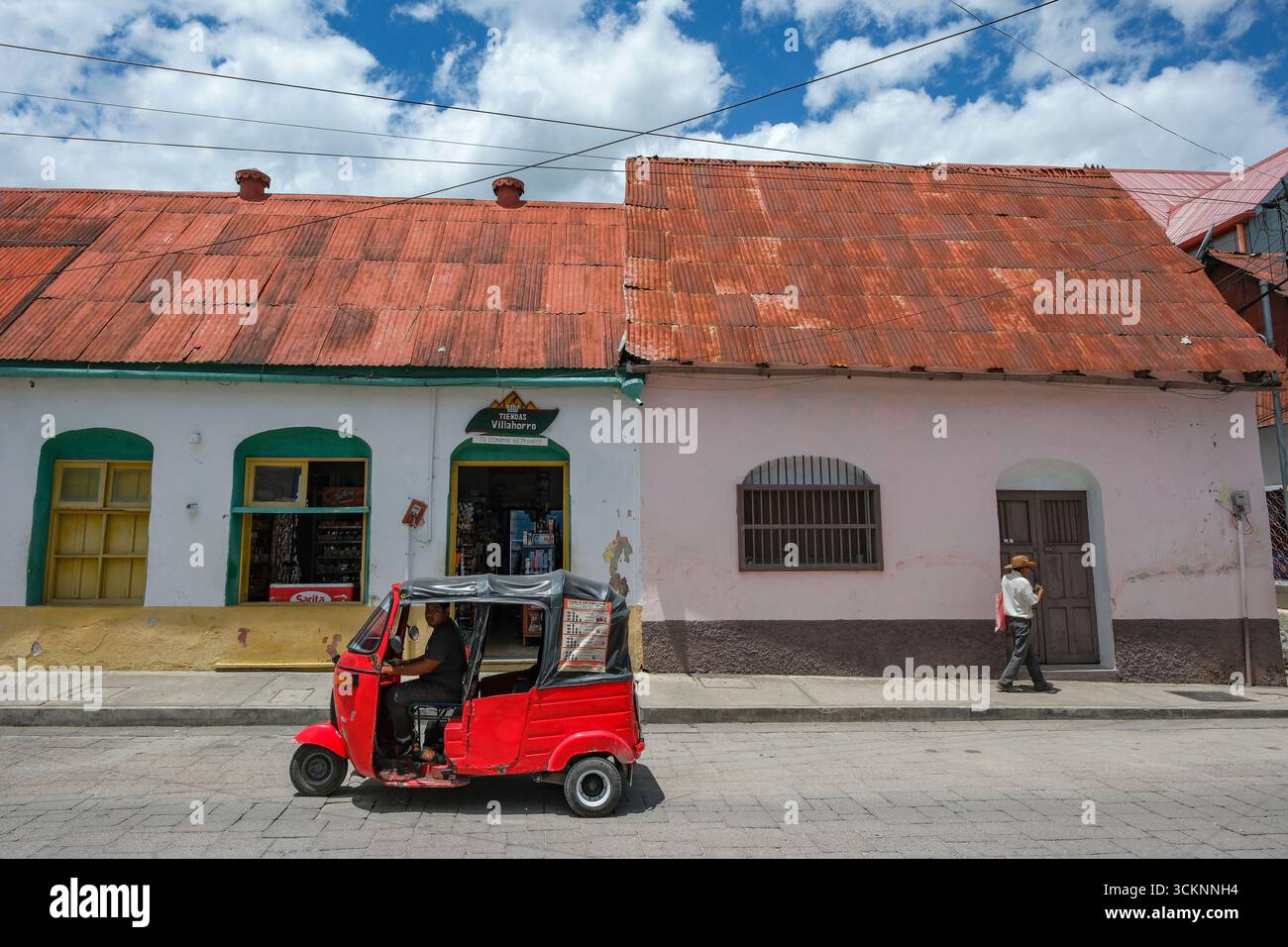 Flores, Guatemala - 14 giugno 2025: Un taxi motociclistico su una strada dell'isola di Flores, situata nel lago Peten Itza, Guatemala. Foto Stock