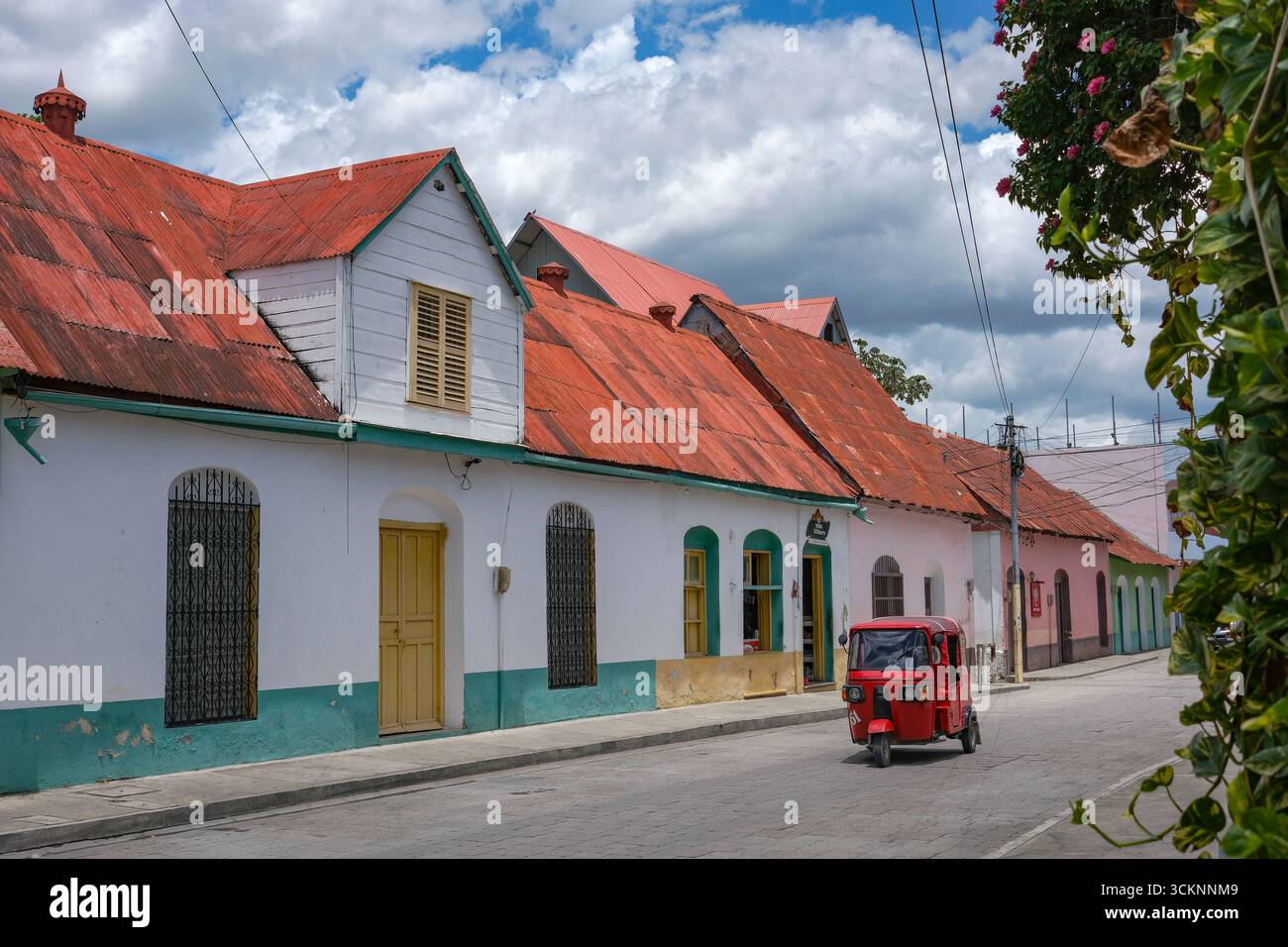 Flores, Guatemala - 14 giugno 2025: Un taxi motociclistico su una strada dell'isola di Flores, situata nel lago Peten Itza, Guatemala. Foto Stock