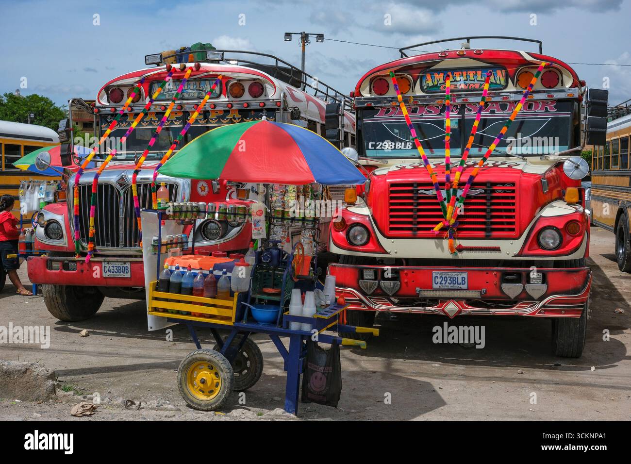 Esquipulas, Guatemala - 22 giugno 2025: Chicken bus, un tipico autobus passeggeri dell'America centrale, parcheggiato a Esquipulas, Guatemala. Foto Stock