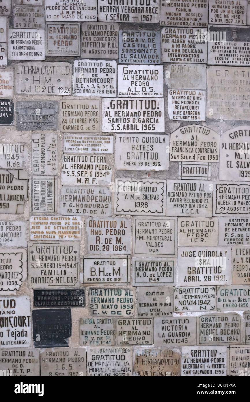 Antigua Guatemala, Guatemala - 25 giugno 2025: Offerte presso la Chiesa di San Francesco e il santuario di Pietro di San Giuseppe Betancur ad Antigua. Foto Stock