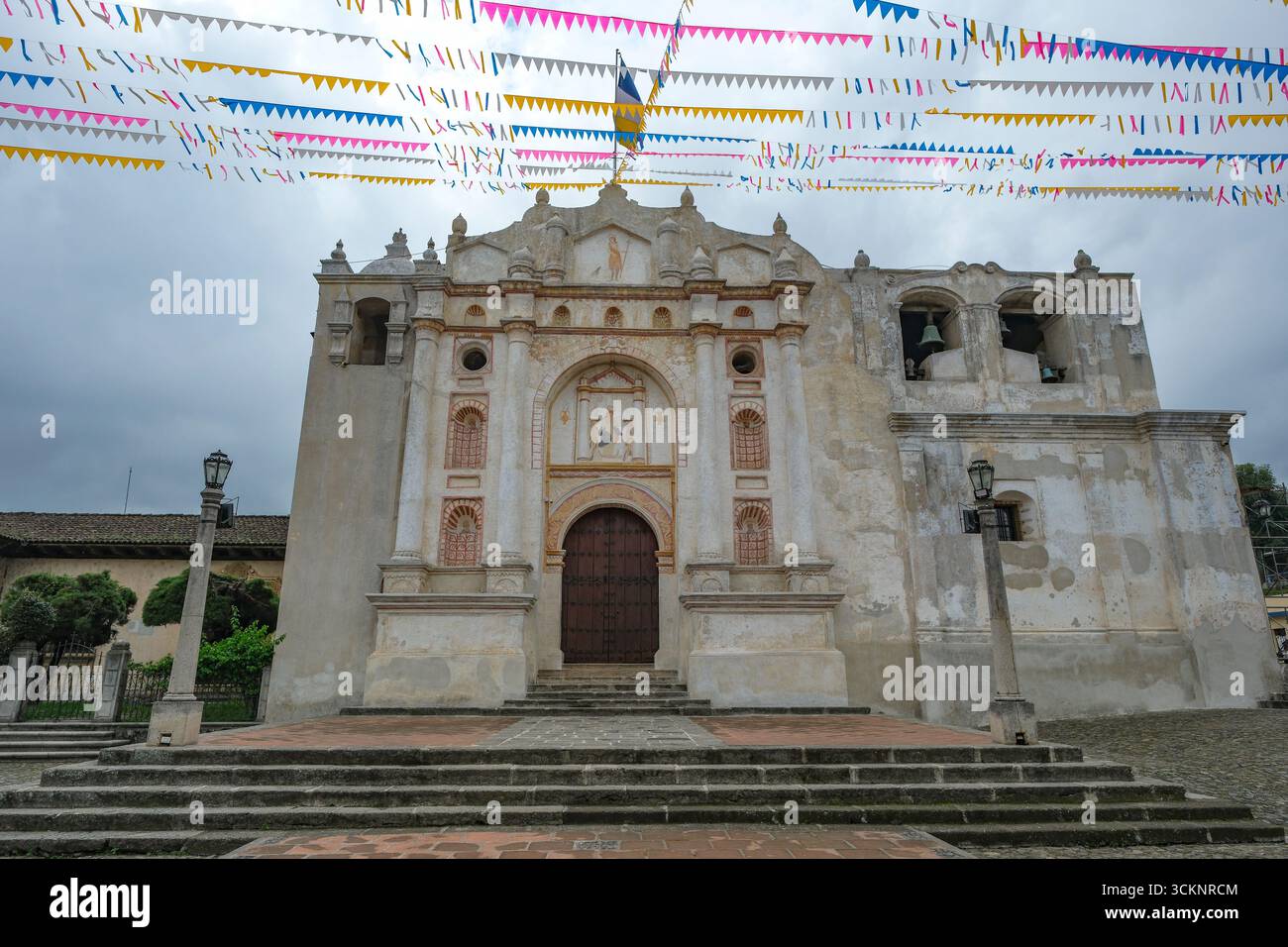 San Juan del Obispo, Guatemala - 27 giugno 2025: Chiesa di San Juan del Obispo dedicata a San Giovanni Battista a San Juan del Obispo, Guatemala. Foto Stock