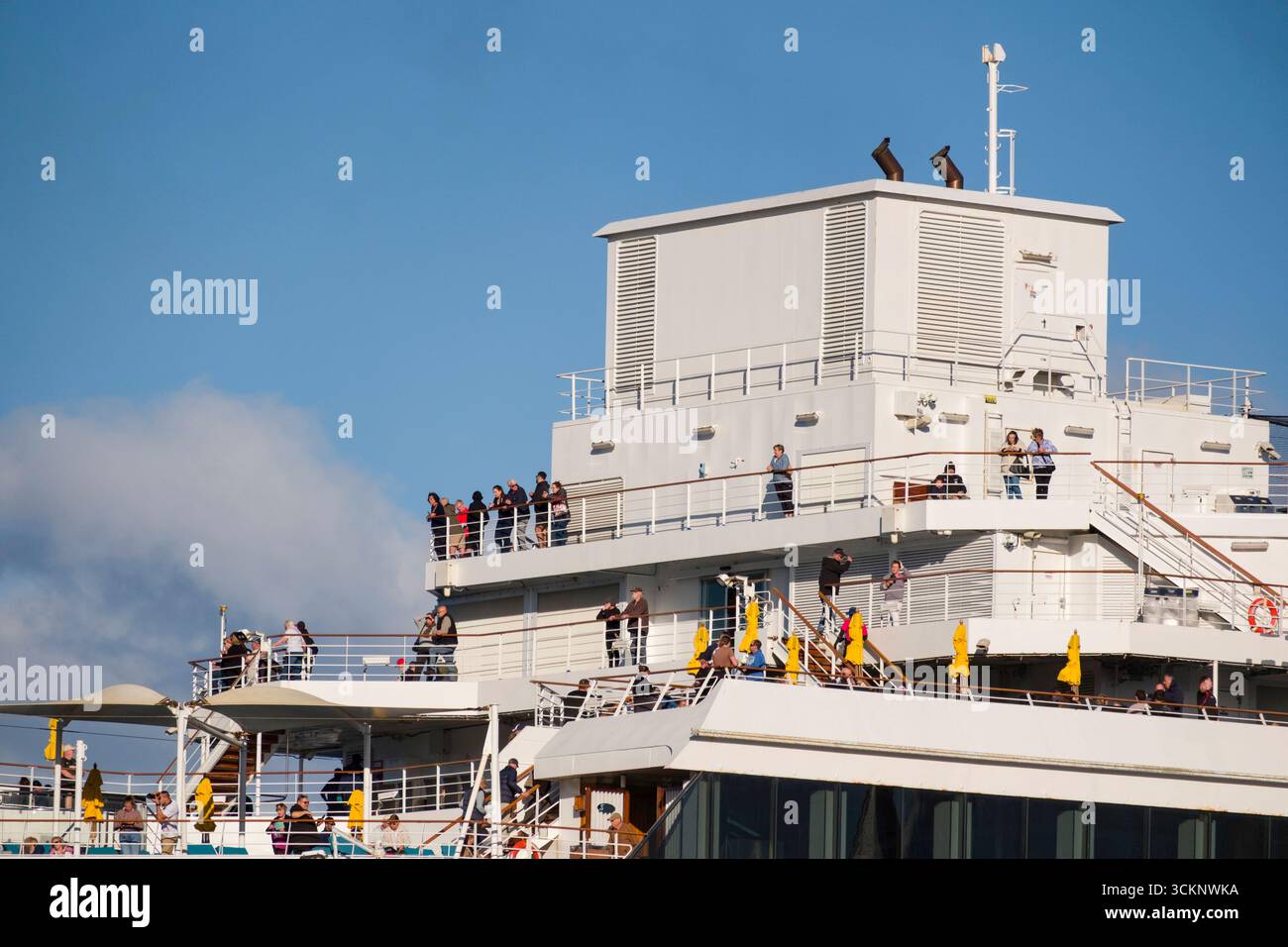 Una vista dettagliata del ponte multilivello della nave da crociera Carnival Splendor, che mostra ai passeggeri il loro tempo all'aperto Foto Stock