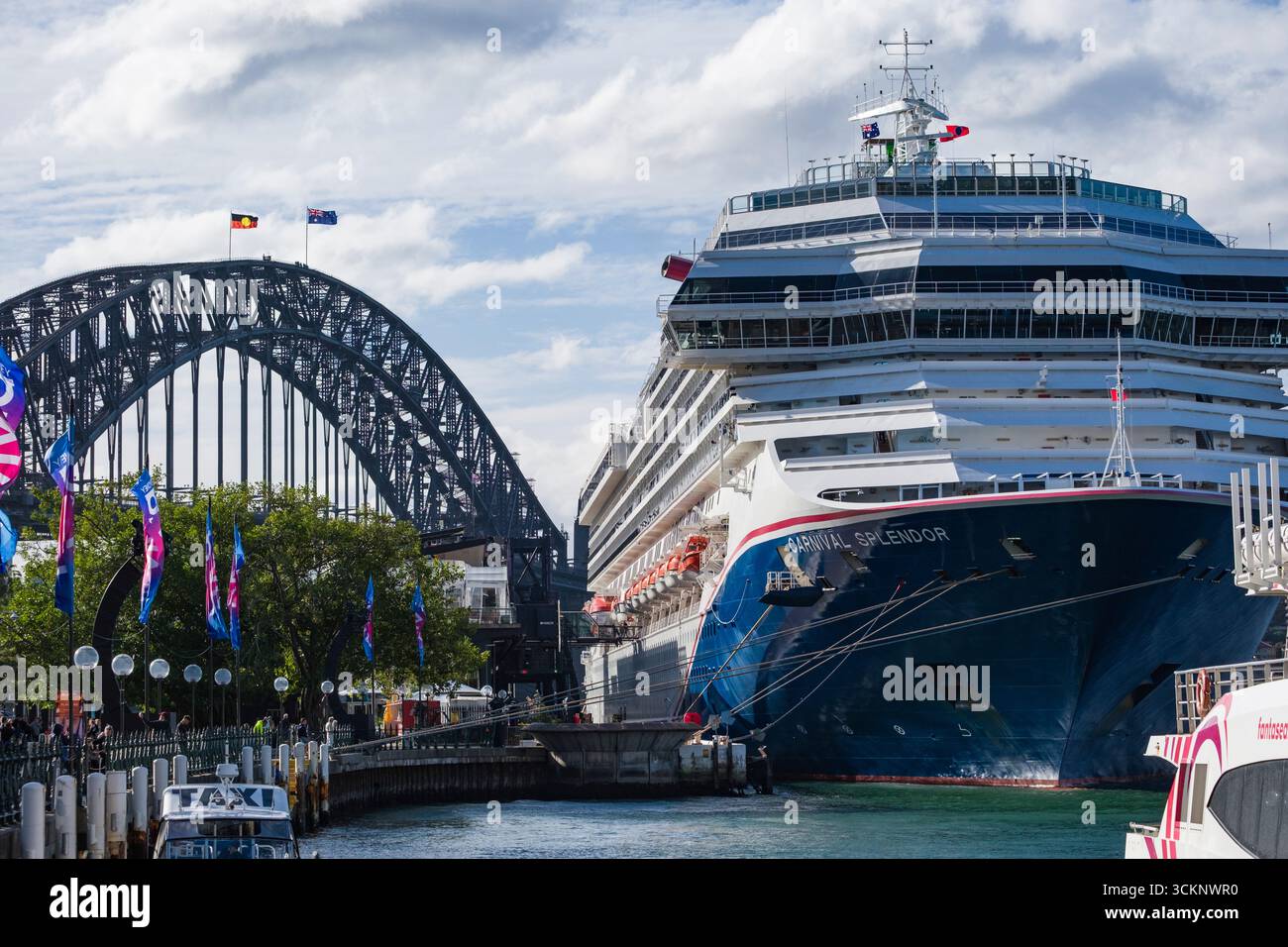 Nave da crociera Carnival Splendor ancorata al terminal passeggeri Opt Overseas, situata vicino al Sydney Harbour Bridge sotto un cielo azzurro Foto Stock