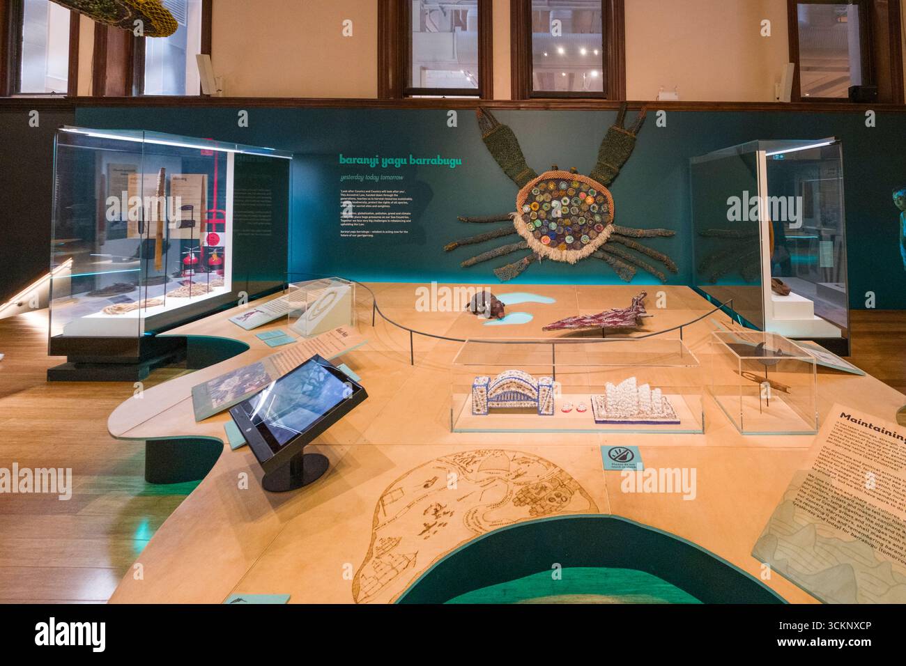 Vivi una mostra museale con arte indigena, manufatti e mostre informative che celebrano il patrimonio culturale e le tradizioni, il Museo Australiano Foto Stock