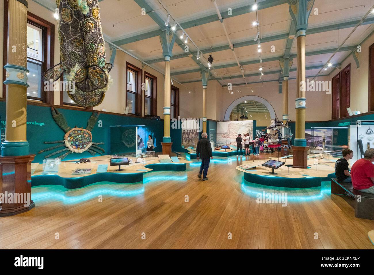 I visitatori esplorano una galleria di musei contemporanei con mostre artistiche creative, installazioni multimediali e mostre culturali, Sydney Foto Stock