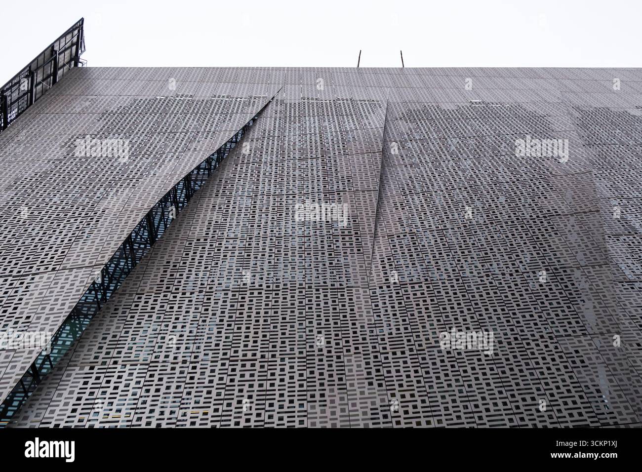 Vista ravvicinata della facciata di un edificio contemporaneo che mostra disegni geometrici dettagliati in reticolo di metallo, CBD, Sydney, NSW, Australia Foto Stock