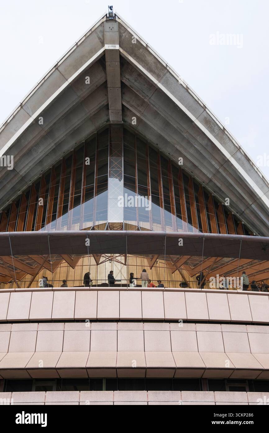 Vista astratta della Sydney Opera House con forme geometriche, dettagli in legno e un balcone per i visitatori che mostra l'innovativa struttura Foto Stock