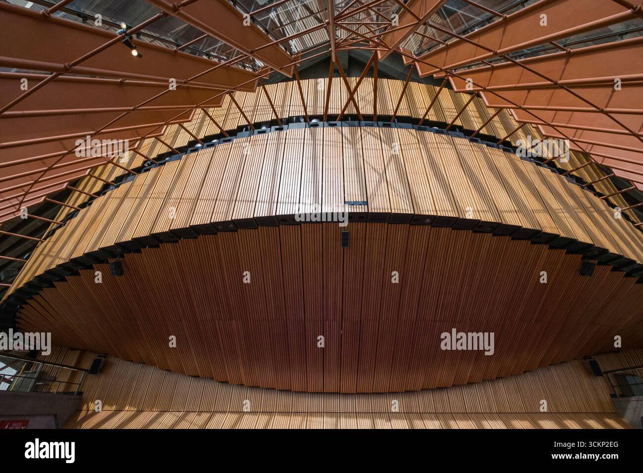 Joan Sutherland Theatre Northern Foyer nella Sydney Opera House, che presenta una caratteristica architettonica contemporanea con pannelli in legno Foto Stock