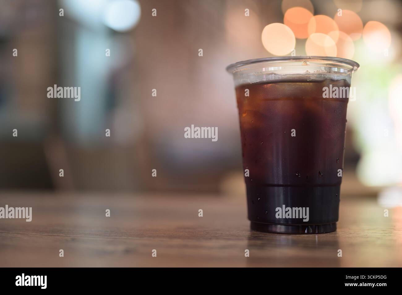 Caffè americano nero freddo servito sul tavolo nel Cafe Restaurant con spazio per fotocopie Foto Stock