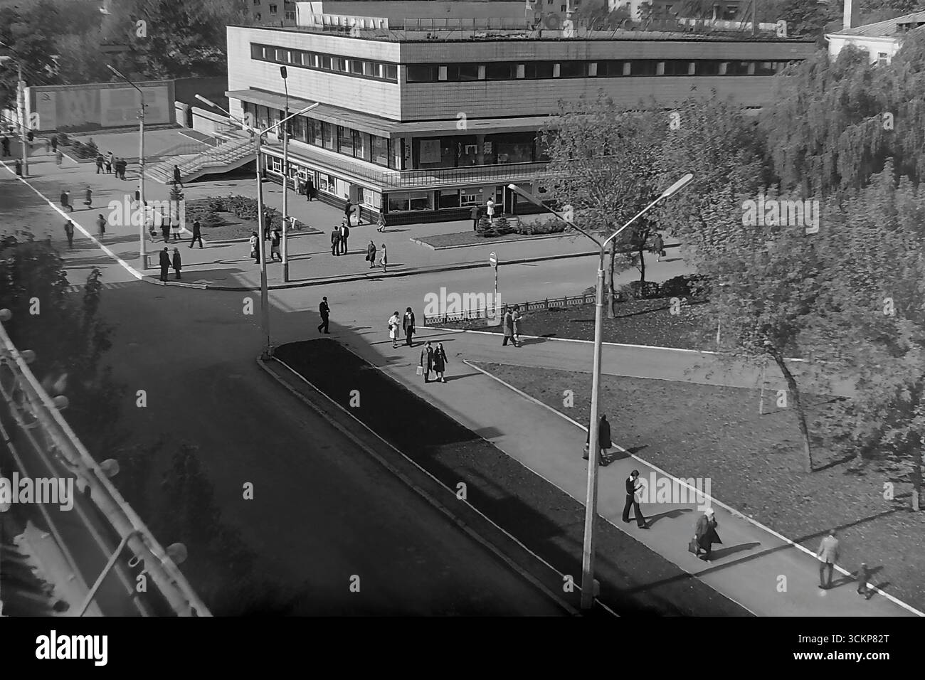 Vista panoramica del grande magazzino Yubileyniy (Jubilee) a Sloviansk, 1976. L'edificio, in stile modernista sovietico e situato in Piazza della Rivoluzione d'ottobre (ora Piazza Soborna), è mostrato come un centro del commercio urbano e della vita sociale. Gli scatti riflettono la vita quotidiana e l'architettura dell'era della stagnazione, simboleggiando la vita pacifica e ben tenuta a Donbas, dove il negozio centrale era un punto di attrazione per migliaia di cittadini Foto Stock