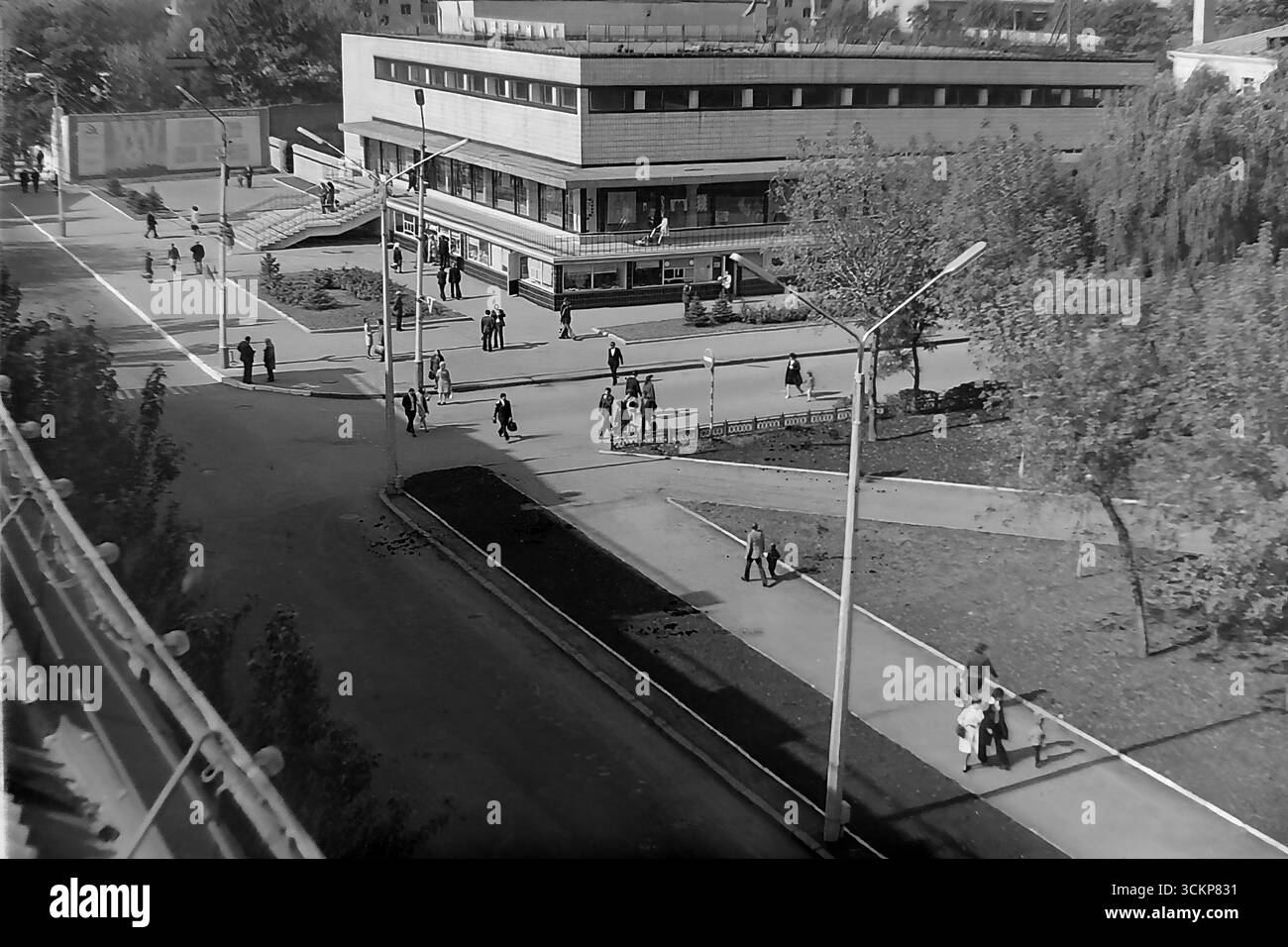 Vista panoramica del grande magazzino Yubileyniy (Jubilee) a Sloviansk, 1976. L'edificio, in stile modernista sovietico e situato in Piazza della Rivoluzione d'ottobre (ora Piazza Soborna), è mostrato come un centro del commercio urbano e della vita sociale. Gli scatti riflettono la vita quotidiana e l'architettura dell'era della stagnazione, simboleggiando la vita pacifica e ben tenuta a Donbas, dove il negozio centrale era un punto di attrazione per migliaia di cittadini Foto Stock