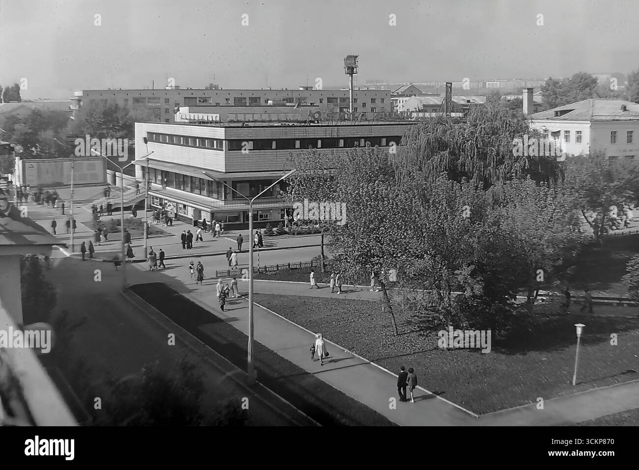 Vista panoramica del grande magazzino Yubileyniy (Jubilee) a Sloviansk, 1976. L'edificio, in stile modernista sovietico e situato in Piazza della Rivoluzione d'ottobre (ora Piazza Soborna), è mostrato come un centro del commercio urbano e della vita sociale. Gli scatti riflettono la vita quotidiana e l'architettura dell'era della stagnazione, simboleggiando la vita pacifica e ben tenuta a Donbas, dove il negozio centrale era un punto di attrazione per migliaia di cittadini Foto Stock