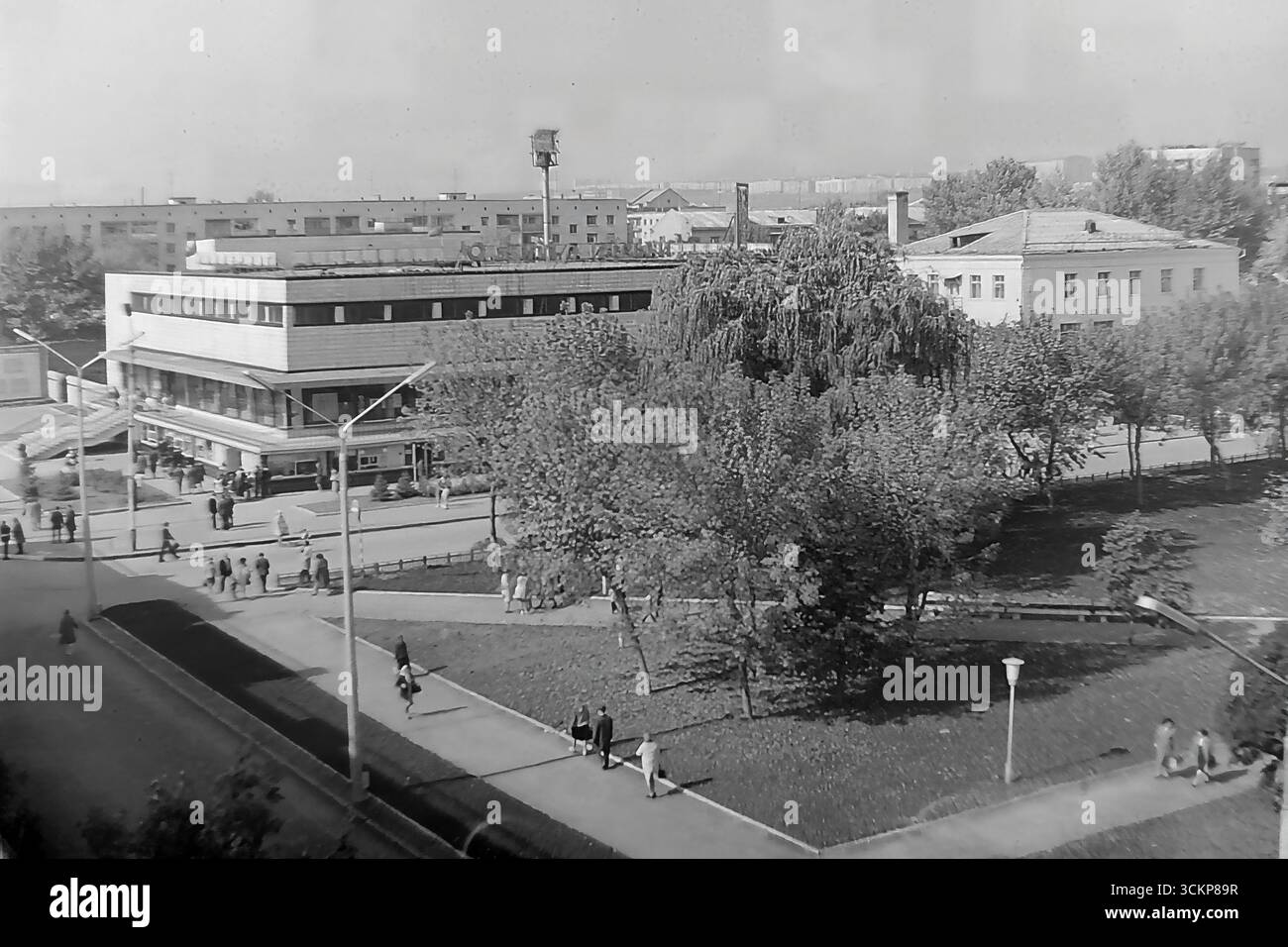 Vista panoramica del grande magazzino Yubileyniy (Jubilee) a Sloviansk, 1976. L'edificio, in stile modernista sovietico e situato in Piazza della Rivoluzione d'ottobre (ora Piazza Soborna), è mostrato come un centro del commercio urbano e della vita sociale. Gli scatti riflettono la vita quotidiana e l'architettura dell'era della stagnazione, simboleggiando la vita pacifica e ben tenuta a Donbas, dove il negozio centrale era un punto di attrazione per migliaia di cittadini Foto Stock