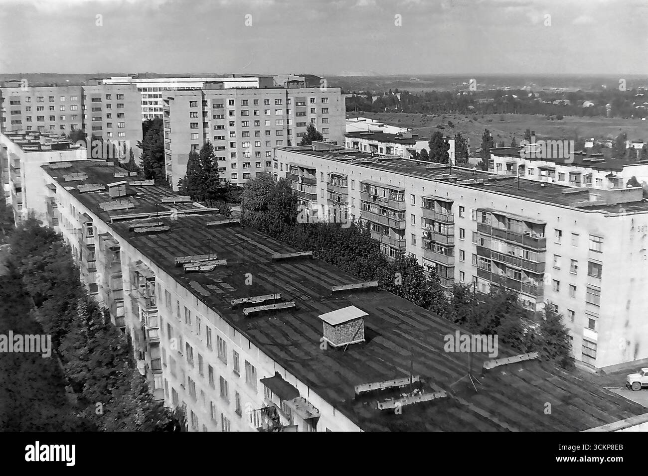 Una vista panoramica di una tenuta abitativa "khrushchyovka" nel distretto di Artyoma di Sloviansk, RSS Ucraina, vicino all'Istituto Pedagogico, durante gli anni '1980 L'immagine aerea cattura gli edifici a cinque piani con i loro tetti piatti, immersi in una vegetazione lussureggiante, che riflette il tipico sviluppo urbano sovietico. Questa immagine è un potente simbolo dello stile di vita pacifico e consolidato nel Donbas durante l'ultimo decennio dell'URSS, un ritratto di una comunità calma e stabile molto prima dei tragici eventi che cambierebbero tutto Foto Stock