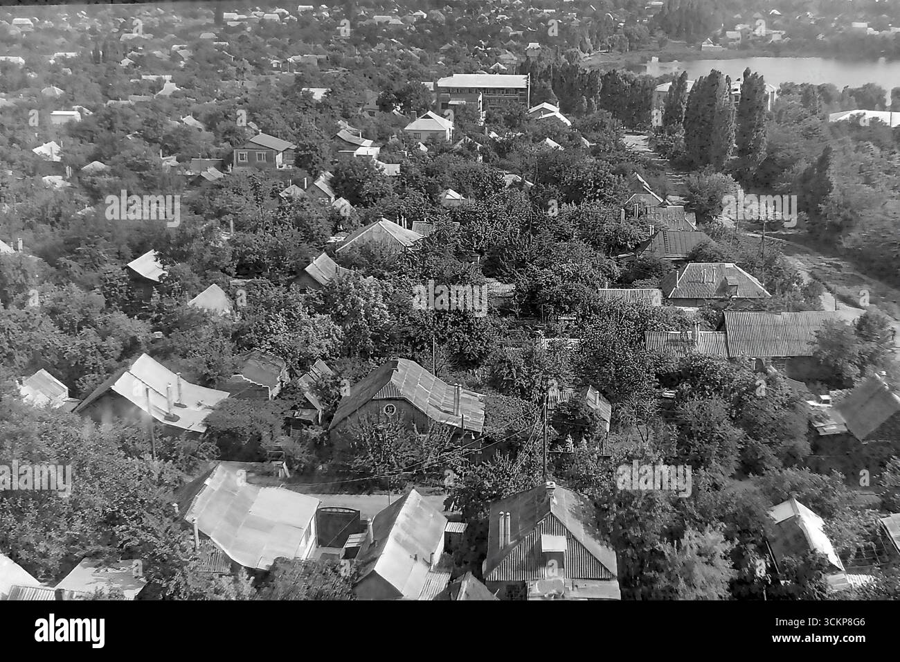 Viste panoramiche e dettagliate del distretto di Artyoma a Sloviansk, RSS Ucraina, durante gli anni '1980 La serie spazia da un ampio panorama della città, un lago e la scuola professionale n. 57, a un primo piano dei "vigneti", un settore residenziale privato immerso nel verde di giardini lussureggianti. Queste immagini simboleggiano la combinazione unica di natura e città, e la pittoresca e tranquilla vita nel Donbas durante l'ultimo decennio dell'URSS, dove le enclavi vicine alle campagne prosperavano accanto ai giganti industriali Foto Stock
