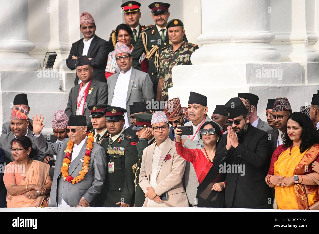 L'ex primo ministro del Nepal KP Sharma oli (2L) onora il sindaco di Kathmandu Balendra Shah (2R) gesta un namaste durante il Festival Indra Jatra a Kathmandu, Nepal. Foto: Safal Prakash Shrestha Foto Stock