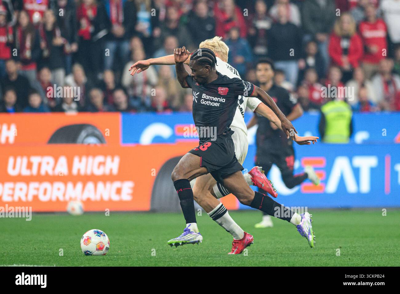 LEVERKUSEN, GERMANIA - 12 SETTEMBRE 2025: Nathan Tella, Oscar Hojlund - la partita di Bundesliga Bayer 04 Leverkusen vs SG Eintracht Frankfurt alla BayArena Foto Stock