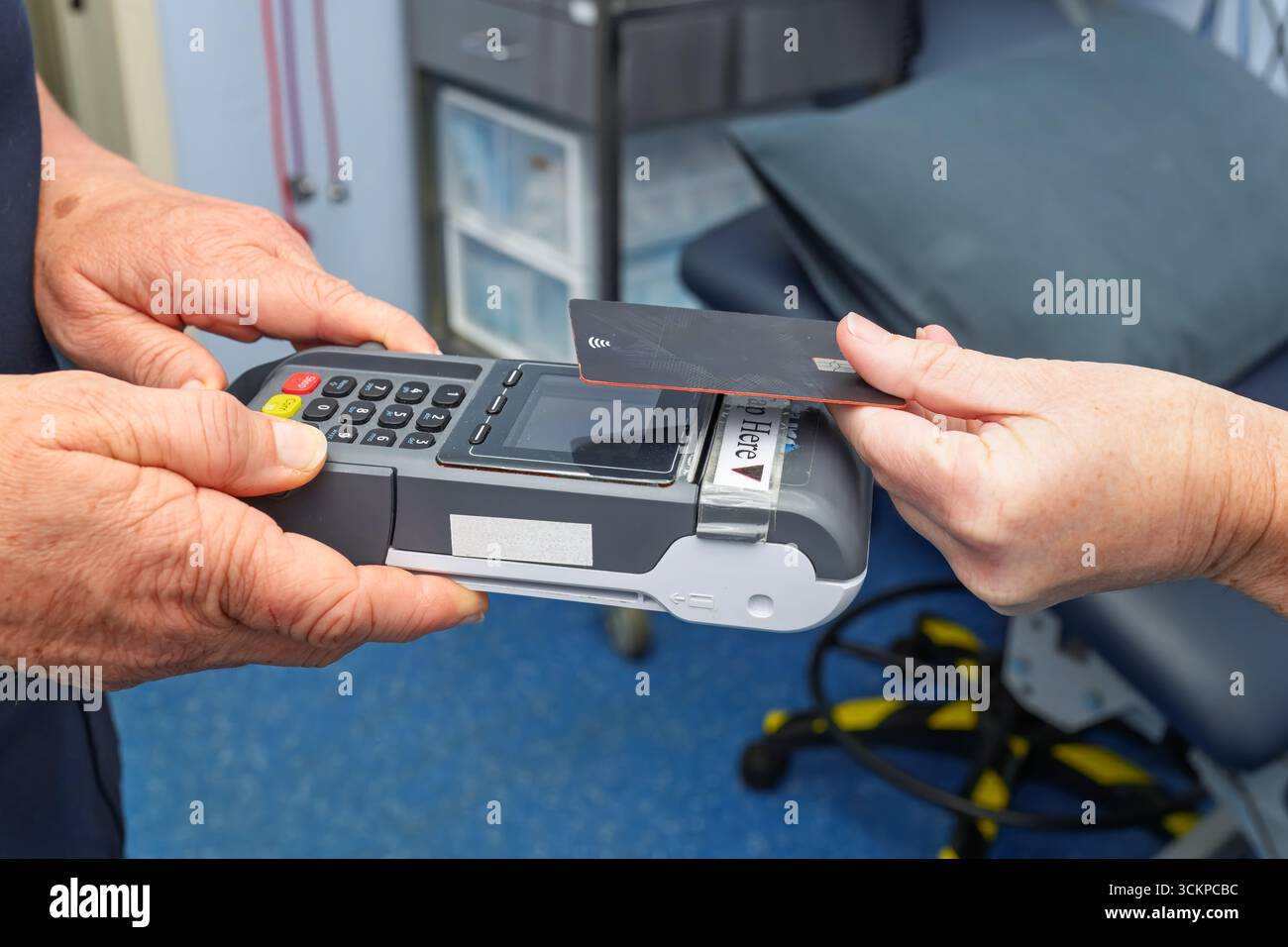 Paziente che paga per l'assistenza sanitaria medica clinica appuntamento medico in australia, assicurazione medicare Foto Stock