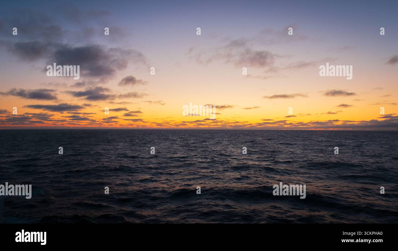 Tramonto e Blue Hour in mare, sull'Oceano Atlantico, agosto 2025. Foto Stock