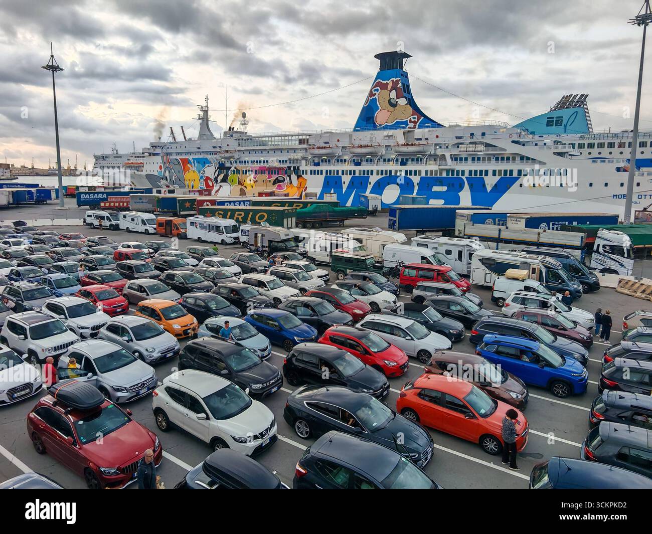 Genova, Italia - 13 settembre 2025: Il traghetto Moby Otta è ormeggiato nel porto di Genova. La nave passeggeri della compagnia di navigazione Moby collega le città portuali italiane con collegamenti marittimi attraverso il Mediterraneo ed è utilizzata per il trasporto marittimo *** Die Fähre Moby Otta liegt im Hafen von Genua. DAS Passagierschiff der Reederei Moby verbindet italienische Hafenstädte mit Fährverbindungen über das Mittelmeer und dient dem maritimen Transport Foto Stock