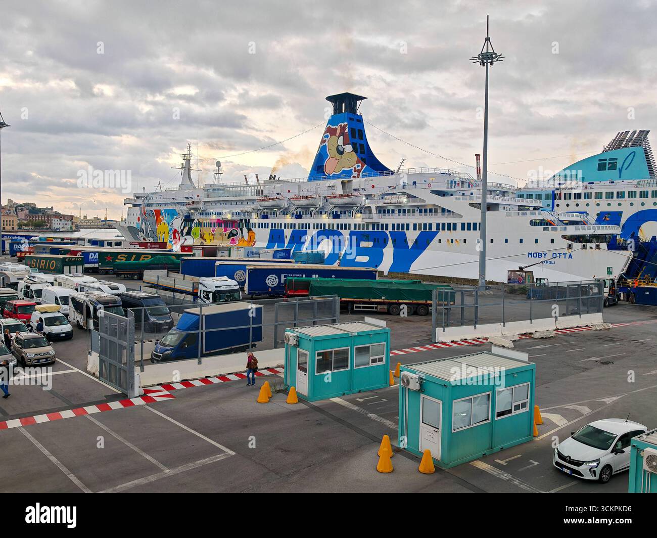 Genova, Italia - 13 settembre 2025: Il traghetto Moby Otta è ormeggiato nel porto di Genova. La nave passeggeri della compagnia di navigazione Moby collega le città portuali italiane con collegamenti marittimi attraverso il Mediterraneo ed è utilizzata per il trasporto marittimo *** Die Fähre Moby Otta liegt im Hafen von Genua. DAS Passagierschiff der Reederei Moby verbindet italienische Hafenstädte mit Fährverbindungen über das Mittelmeer und dient dem maritimen Transport Foto Stock